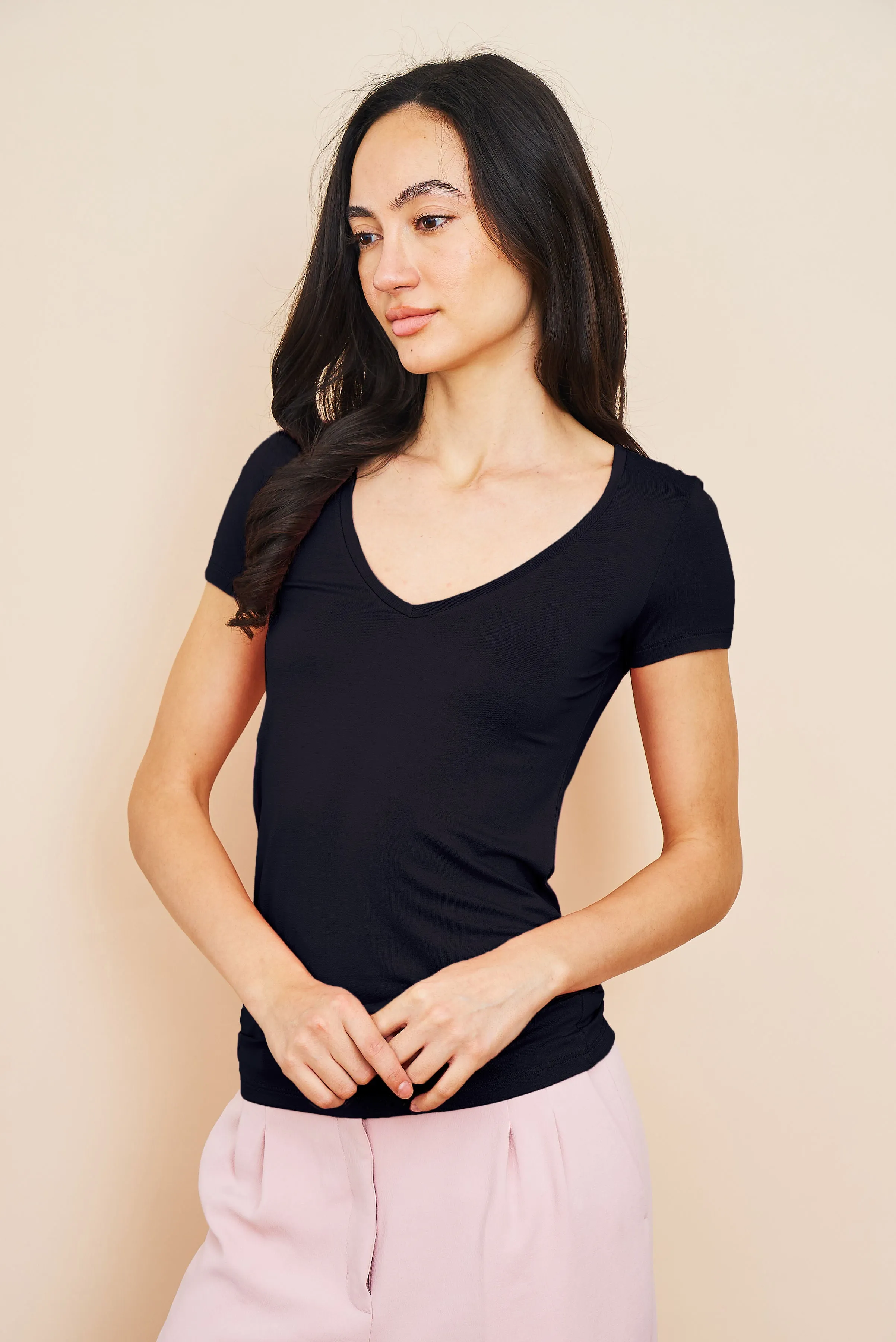 Majestic Short Sleeve V-Neck Tee in Noir