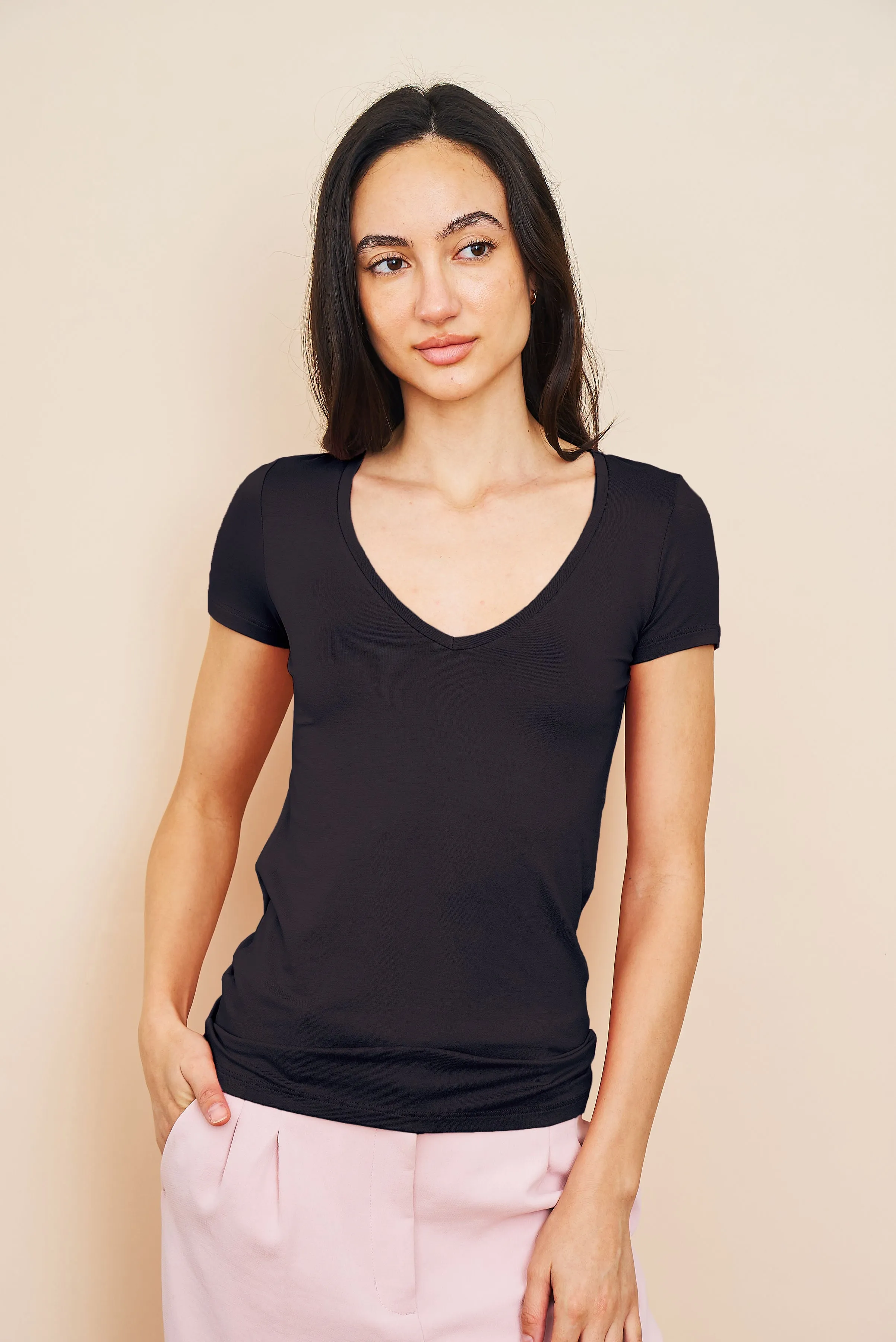 Majestic Short Sleeve V-Neck Tee in Noir